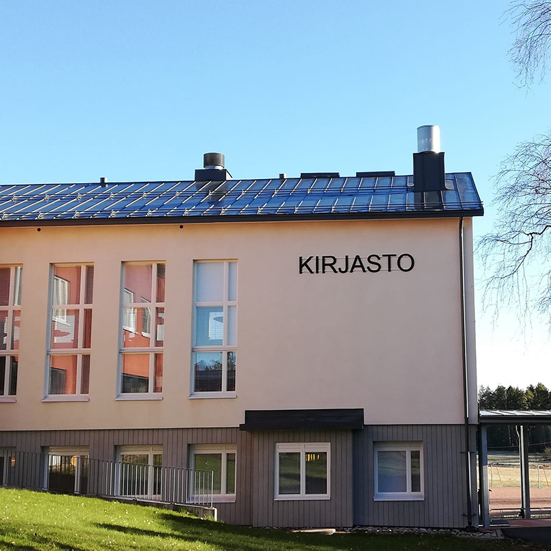 Pääkuvassa kesäinen kuva kirjastorakennuksesta