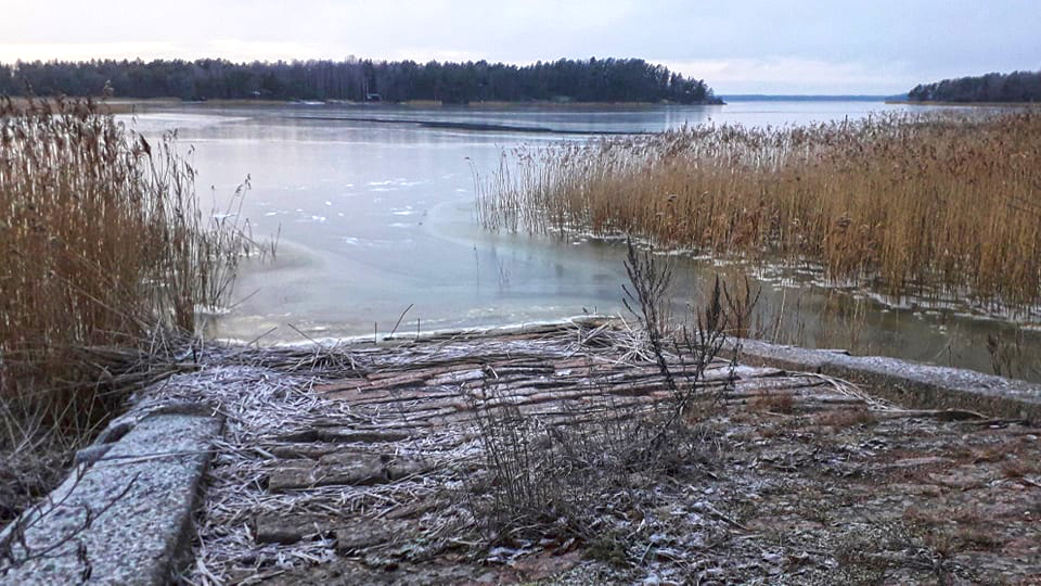 Rantakuva Helsinginrannasta, jossa kivinen luiska laskee mereen