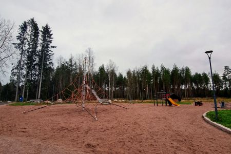 Leikkipaikka Toivonpuistossa