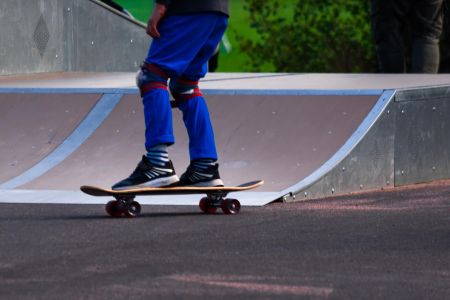 Skeittaaja Toivonpuistossa