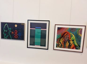 Kirjaston helmikuun n&auml;yttely on Joni Kulmalan Hevonen laatikossa